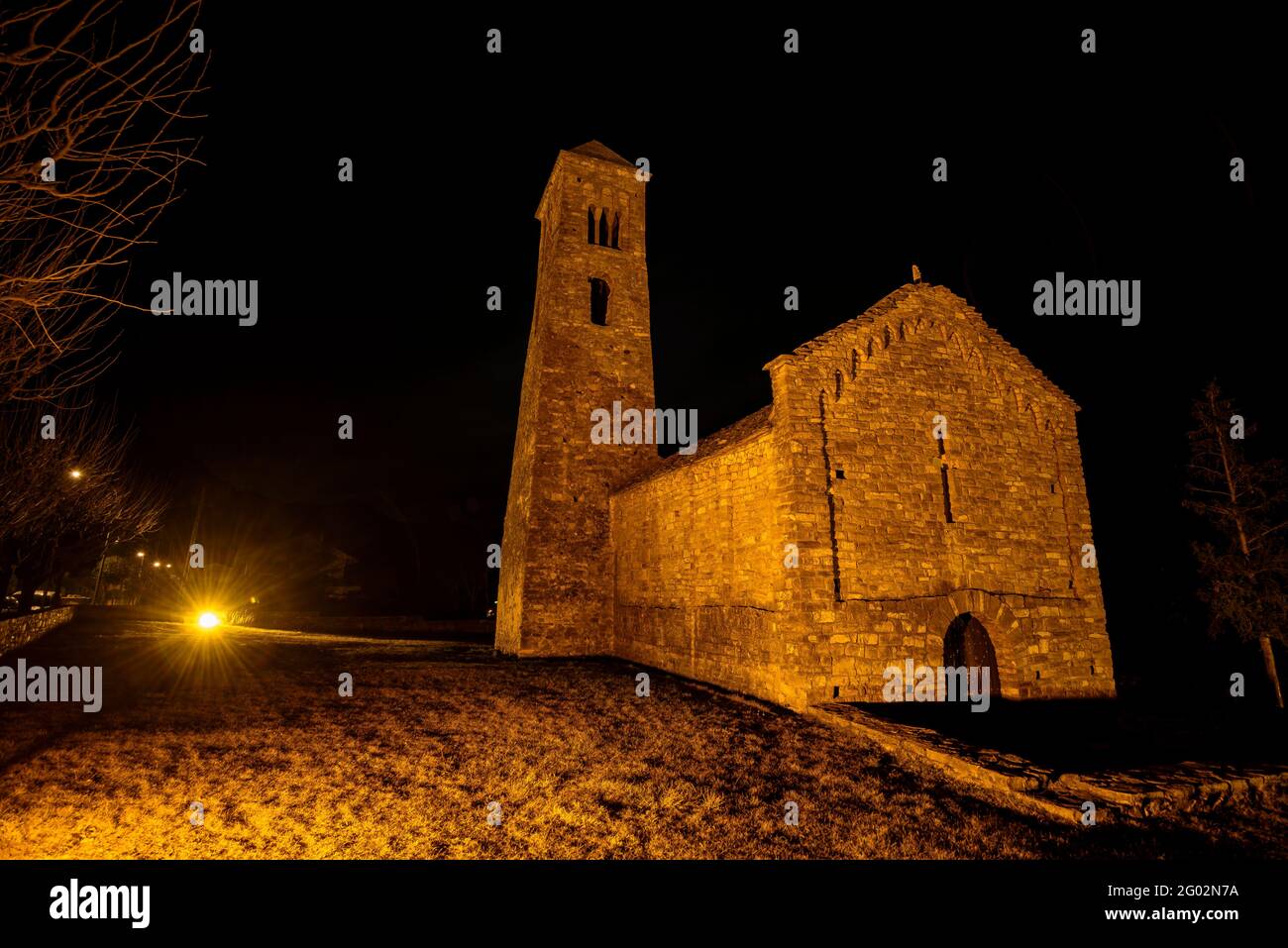 Romanische Kirche von Sant Climent de Coll de Nargó, bei Nacht (Alt Urgell, Katalonien, Spanien, Pyrenäen) Stockfoto