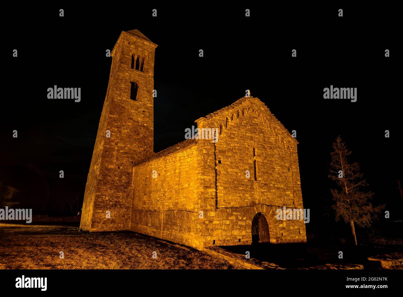 Romanische Kirche von Sant Climent de Coll de Nargó, bei Nacht (Alt Urgell, Katalonien, Spanien, Pyrenäen) Stockfoto