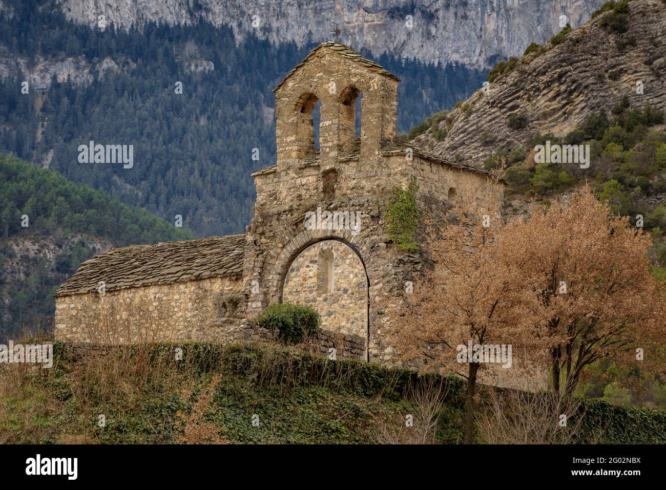 Romanische Kirche von Sant Serni, in Cabó (Alt Urgell, Lleida, Katalonien, Spanien, Pyrenäen) ESP: Iglesia románica de Sant Serni, en Cabó (España) Stockfoto