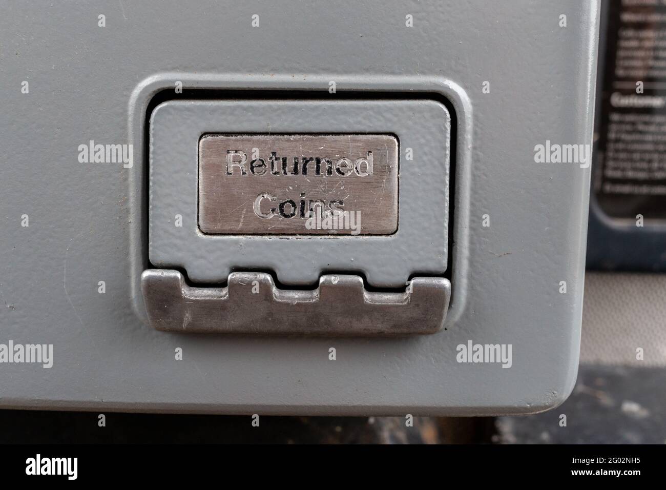 Die zurückgesandte Münzbox auf einem öffentlichen Zahltelefon der British Telecom mit Anweisungen zur Verwendung auf der Cherry Hinton Road, Cambridge, Großbritannien. Stockfoto