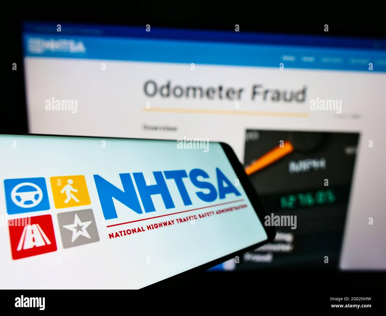 Smartphone mit Logo der National Highway Traffic Safety Administration (NHTSA) auf dem Bildschirm vor der Website. Konzentrieren Sie sich auf die Mitte links des Telefondisplays. Stockfoto