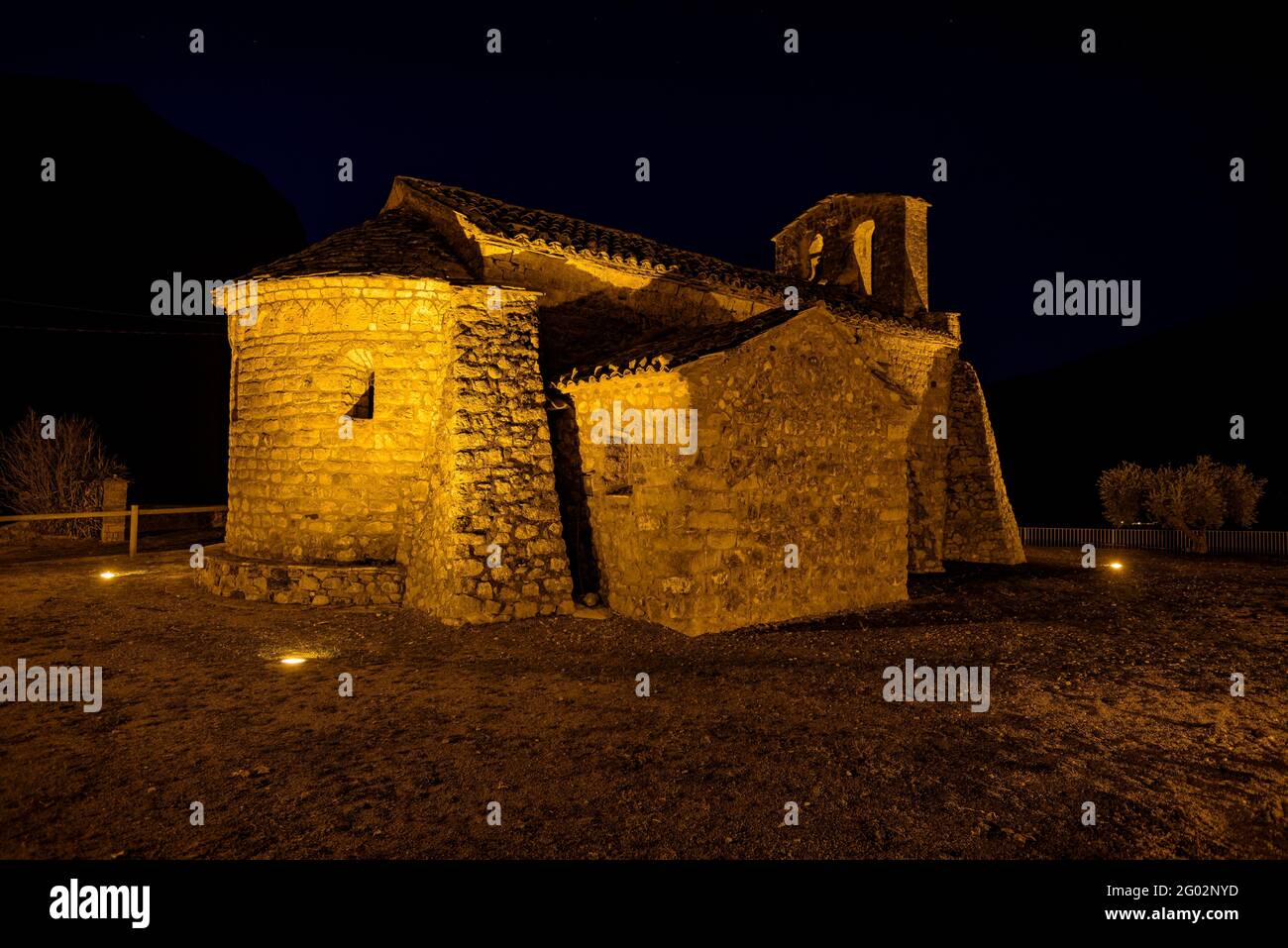 Sant Víctor de Fígols Hermitage, nachts und am frühen Morgen blaue Stunde (Provinz Lleida, Katalonien, Spanien, Pyrenäen) Stockfoto