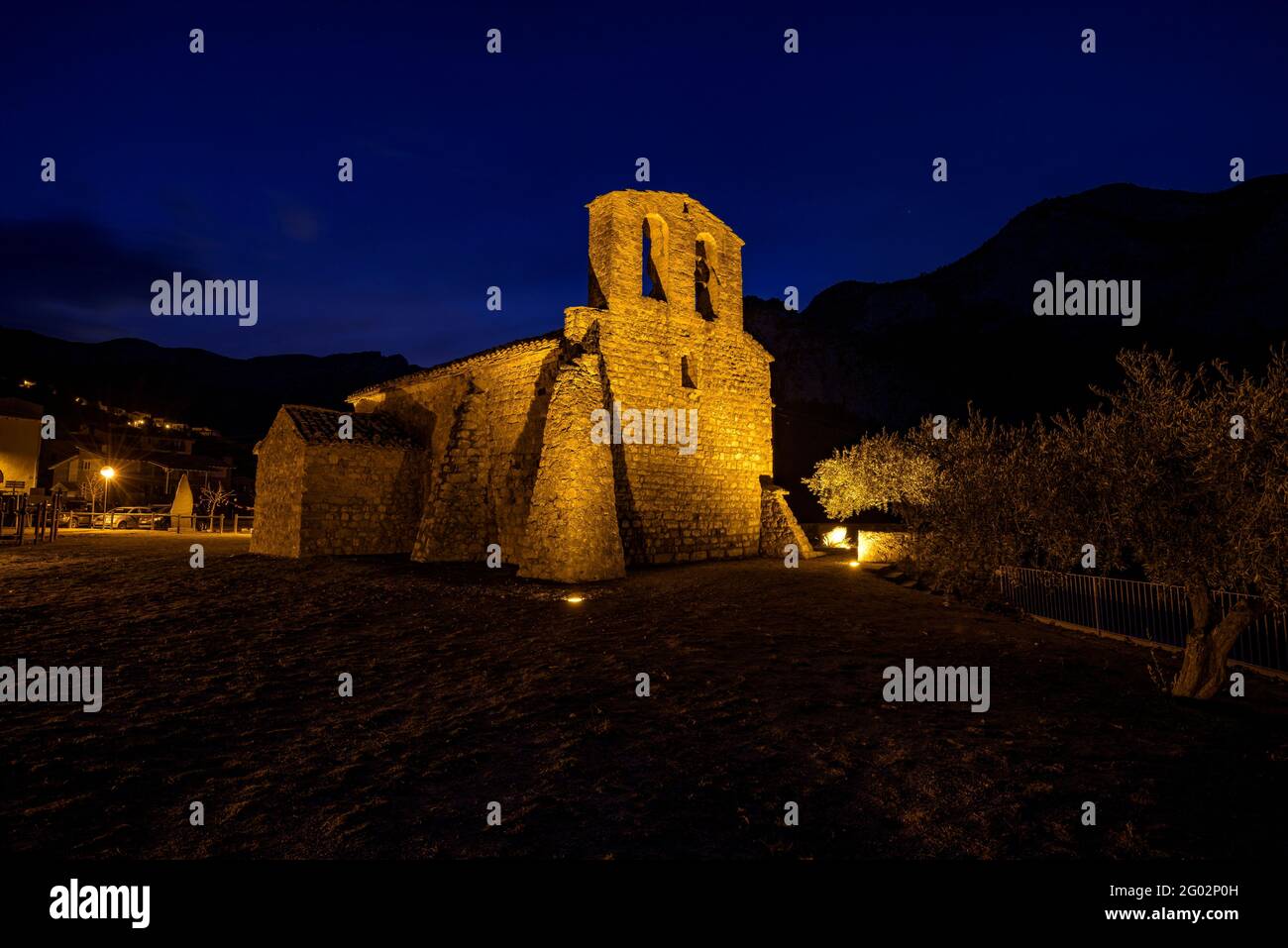Sant Víctor de Fígols Hermitage, nachts und am frühen Morgen blaue Stunde (Provinz Lleida, Katalonien, Spanien, Pyrenäen) Stockfoto