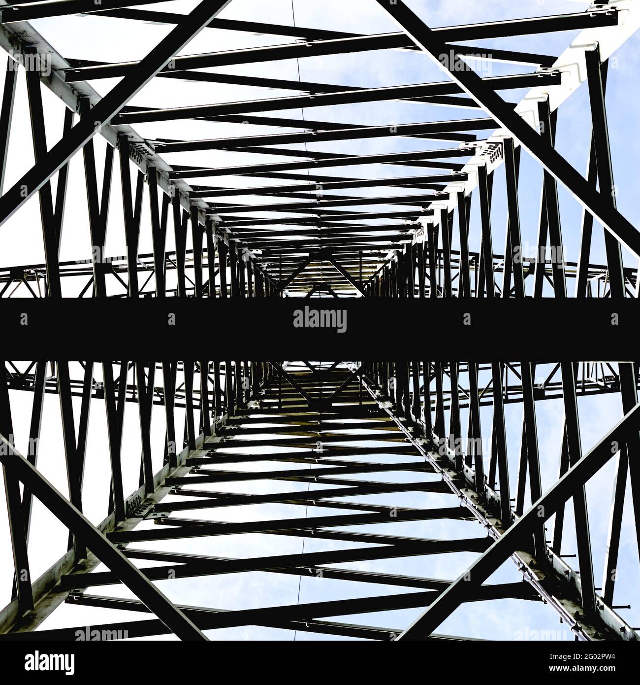 Abstrakt verfremdete Ansicht eines Hochspannungs-Pylons, vertikal von unten aufgenommen, grafischer geometrischer Effekt Stockfoto