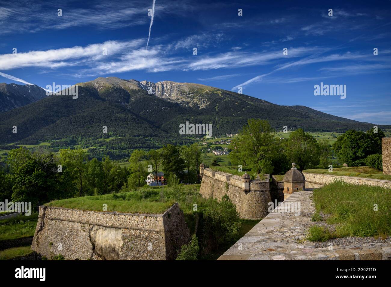 Blick von der Befestigung von Vauban, die die Stadt Mont-Louis (Pyrenees Orientales, Ozitanien, Frankreich) Stockfoto