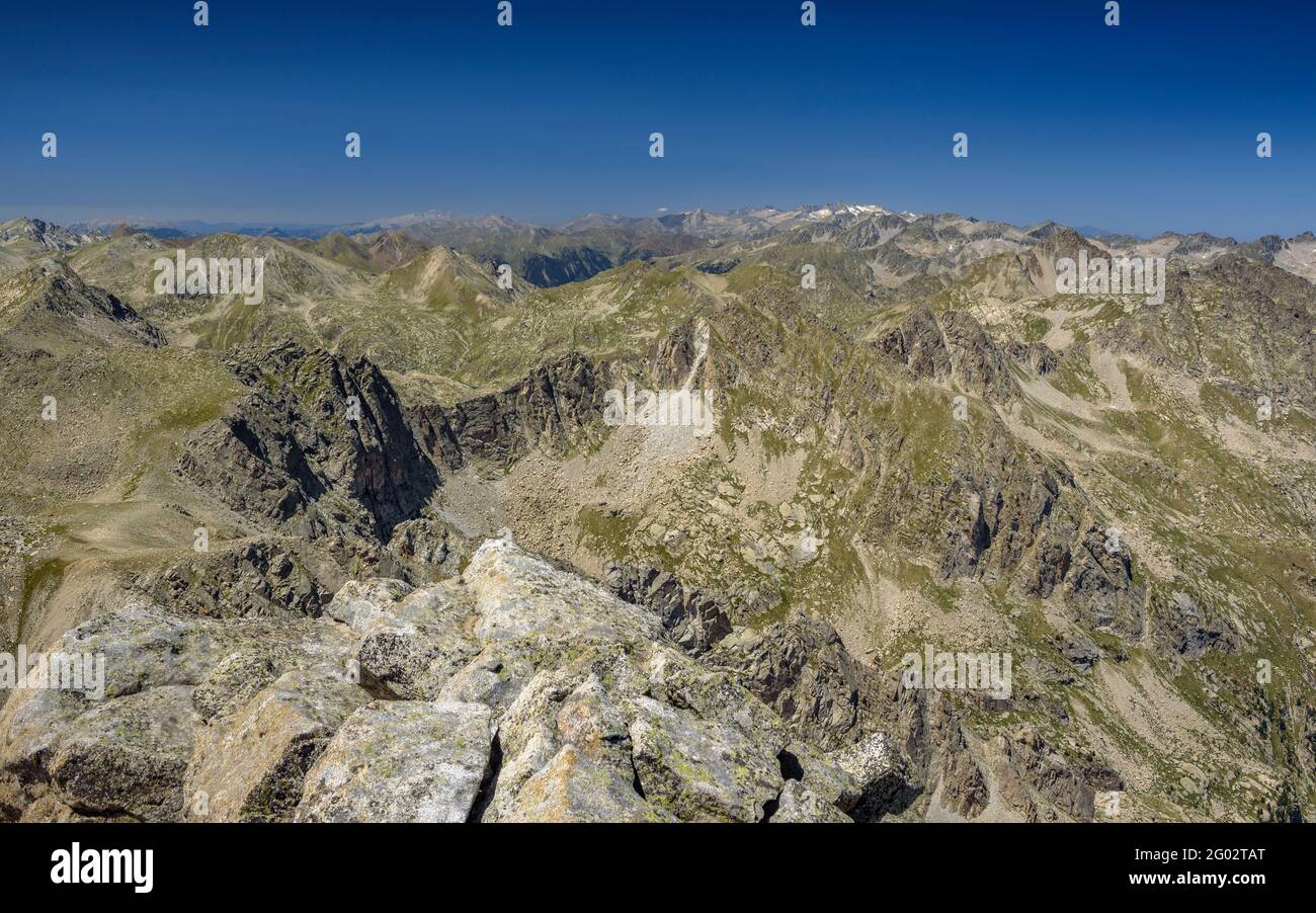 Blick vom Gipfel des Pic de Peguera (Nationalpark Aigüestortes i Estany de Sant Maurici, Katalonien, Spanien, Pyrenäen) Stockfoto