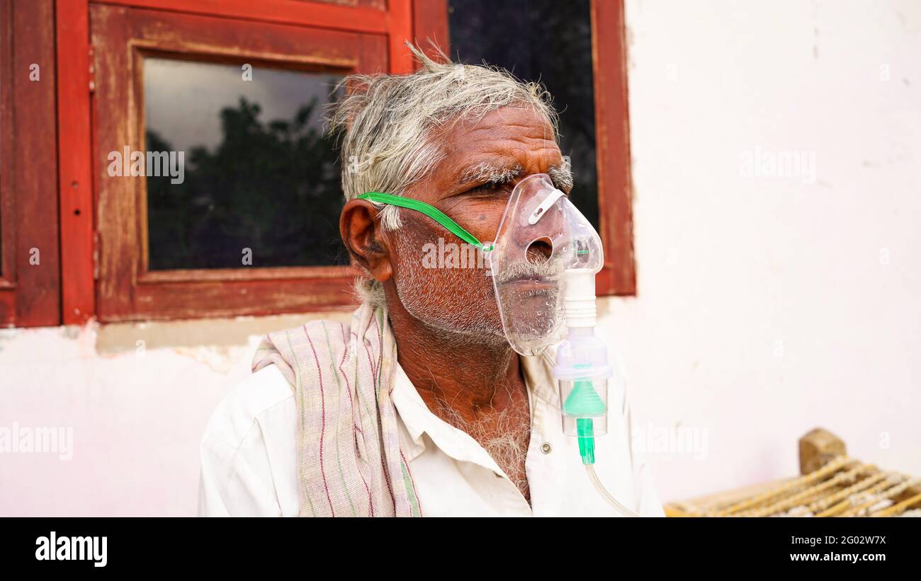 20. Mai 2021- Reengus, Sikar, Indien. Eine ältere Person, die sich mit der Covid-19-Krankheit infiziert hat. Patient inhaliert Sauerstoff mit Maske mit flüssigem Sauerstofffluss. Stockfoto