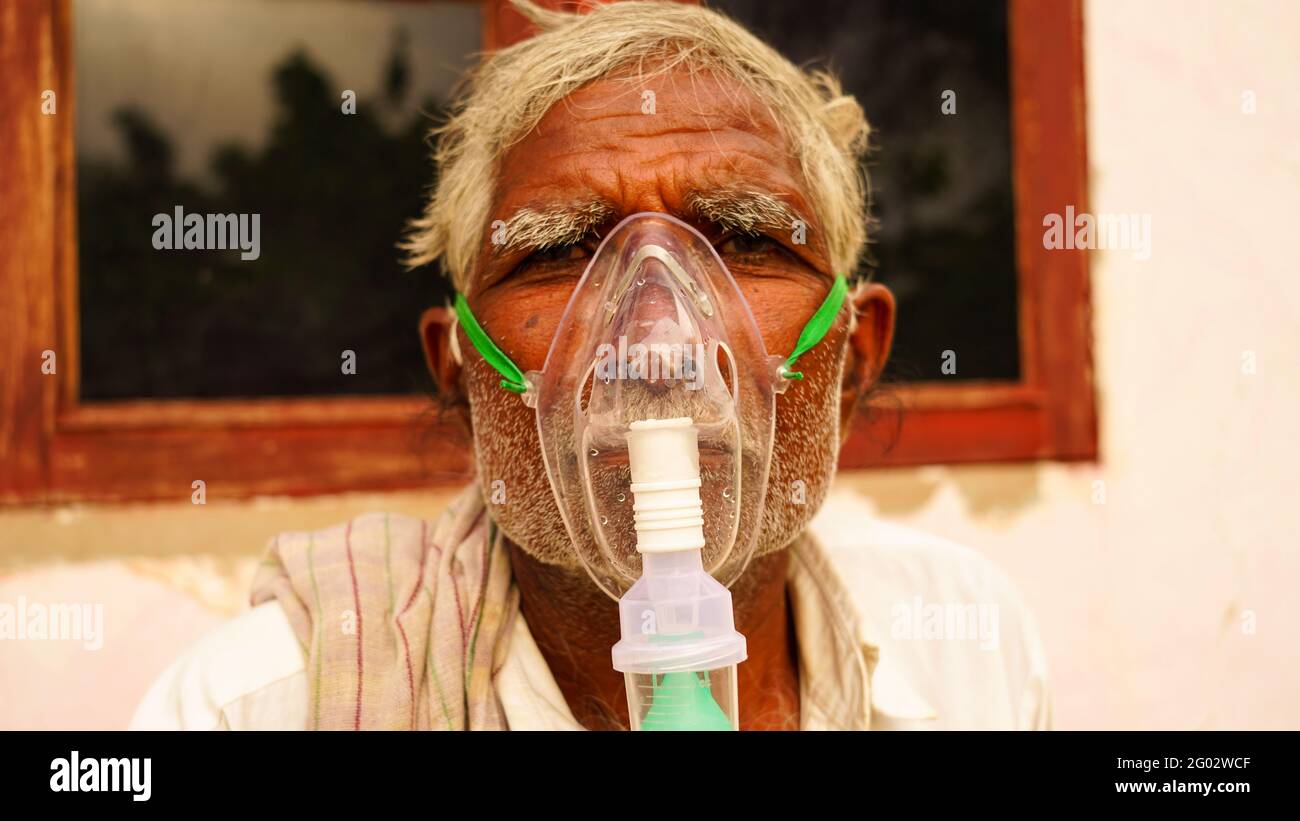 20. Mai 2021- Reengus, Sikar, Indien. Selektiver Fokus auf Sauerstoffmaske oder Inhalationskanüle mit flüssiger Sauerstoffzufuhr. Flüssige Atemmaske Nahaufnahme Stockfoto