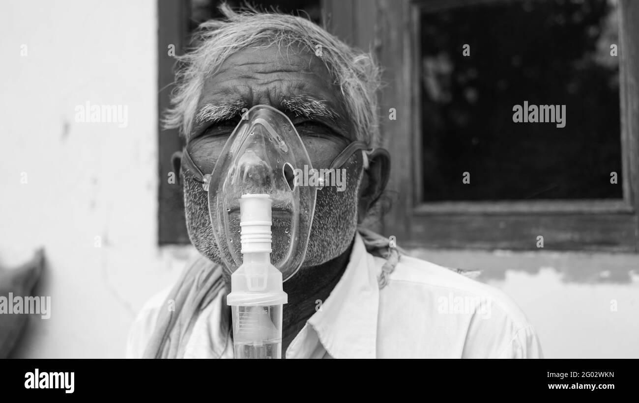 20. Mai 2021- Reengus, Sikar, Indien. Selektiver Fokus auf Sauerstoffmaske oder Inhalationskanüle mit flüssiger Sauerstoffzufuhr. Flüssige Atemmaske Nahaufnahme Stockfoto