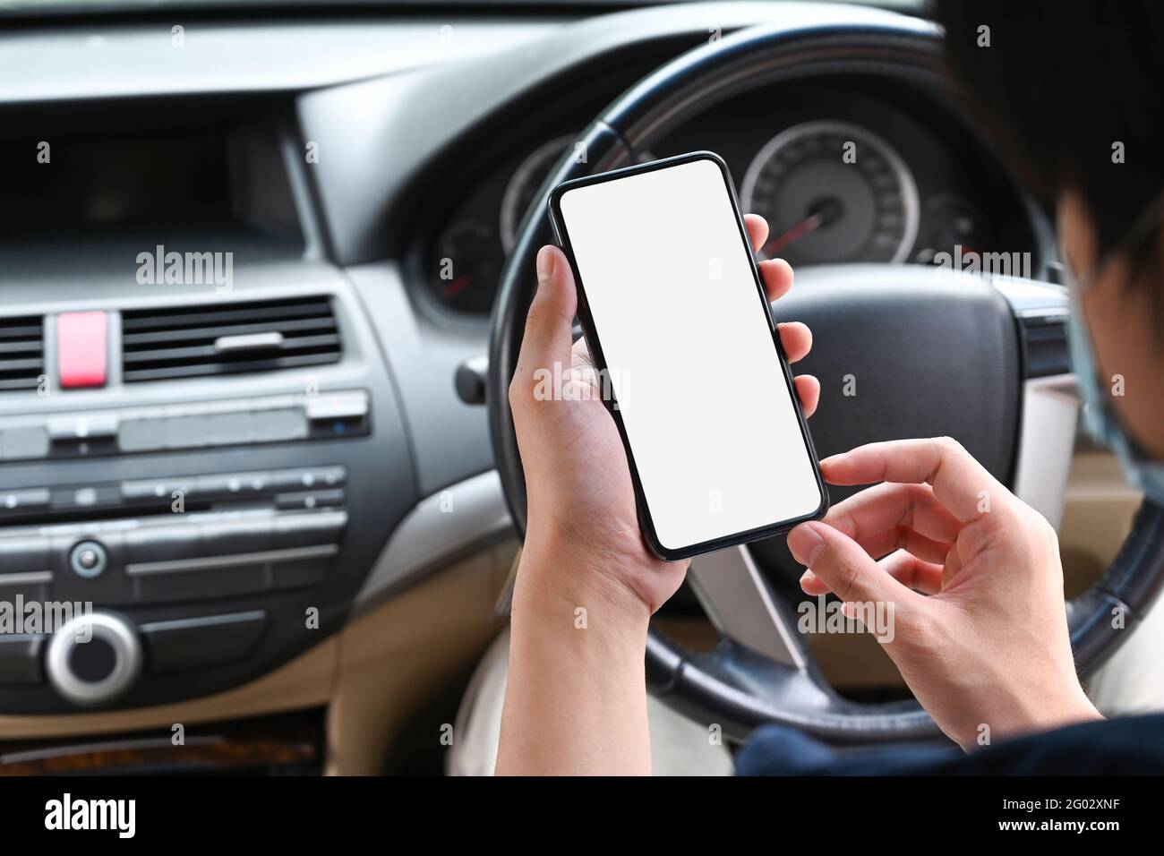 Nahaufnahme Ansicht Asian Mann hält Handy, während im Auto sitzen. Stockfoto
