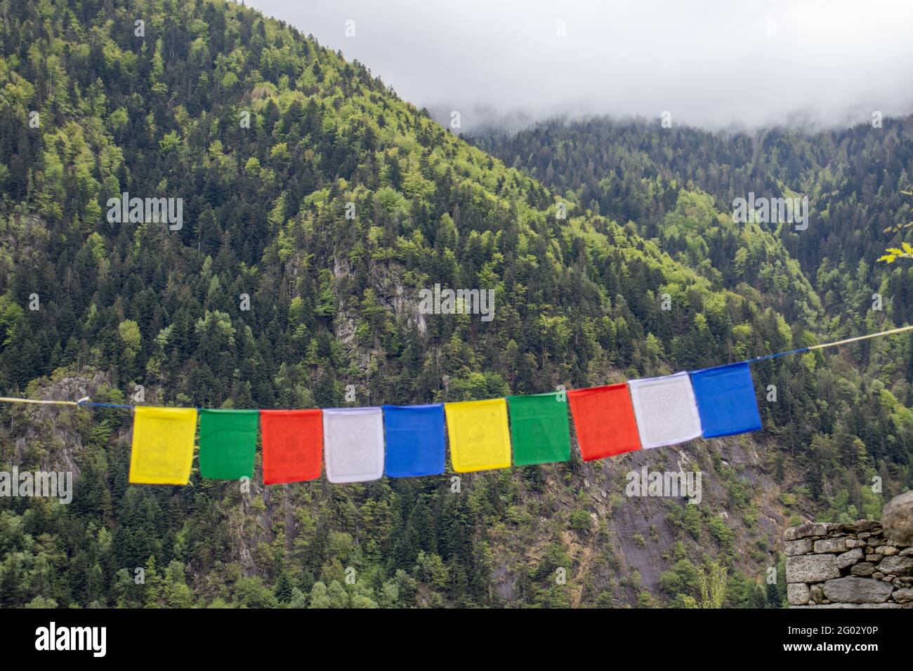 Farbige tibetische Flaggen. Berge im Hintergrund. Konzept der tibetischen Kultur, Buddhismus. Stockfoto