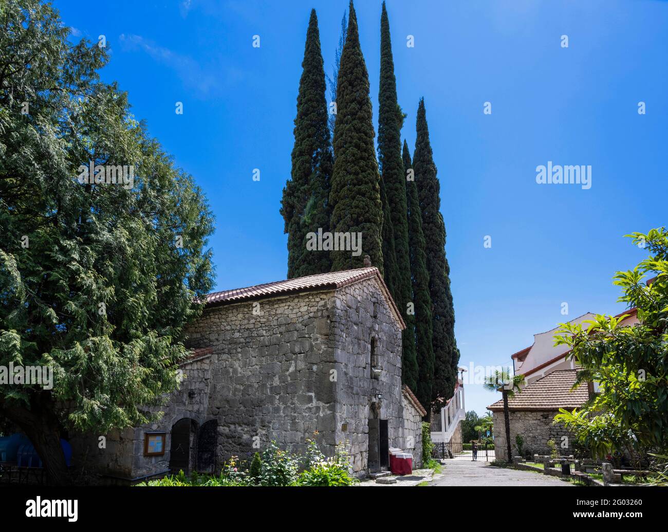 Die Kirche des heiligen Hypatius von Gangra in der Stadt Gagra in der Republik Abchasien. Klarer sonniger Tag 10. Mai 2021 Stockfoto