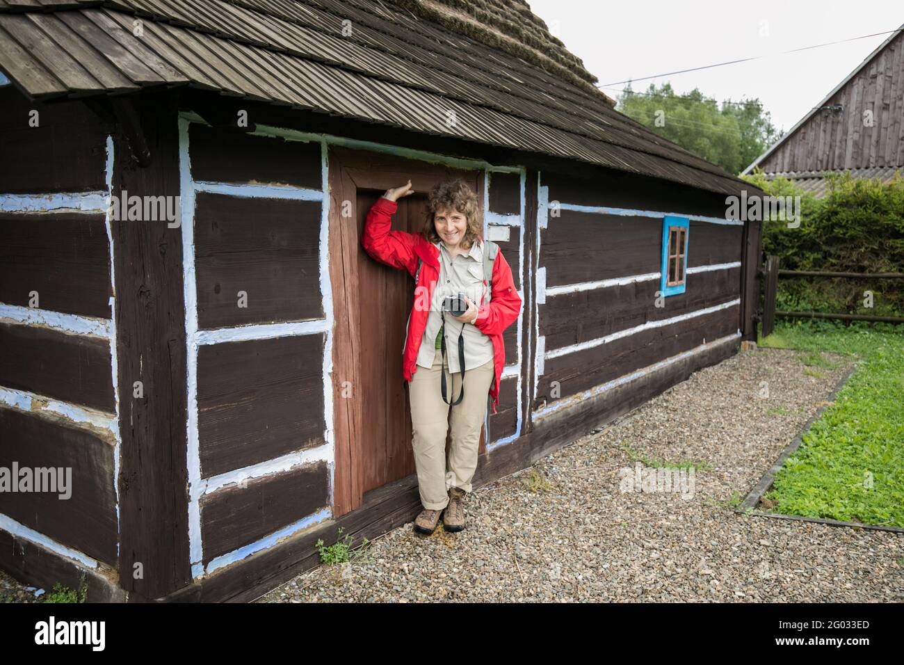 Zyndranowa, Polen - 13. August 2017: Ein Tourist vor einem typischen Lemko-Haus im Lemko-Kulturmuseum. osteuropa Stockfoto
