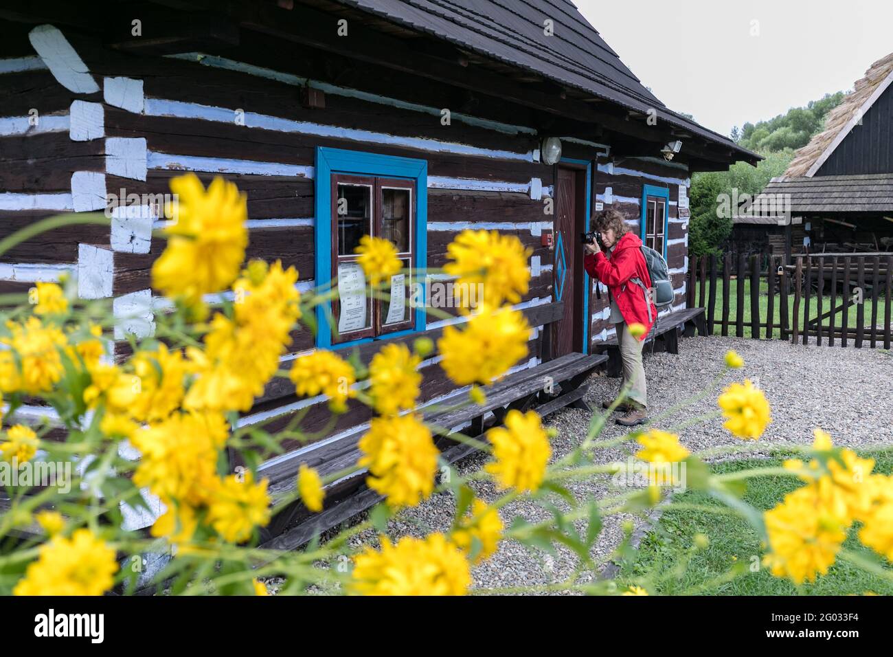 Zyndranowa, Polen - 13. August 2017: Ein Tourist fotografiert vor einem typischen Lemko-Haus im Lemko-Kulturmuseum. osteuropa Stockfoto