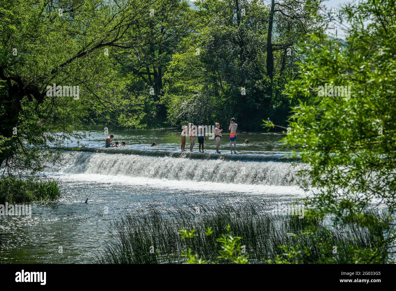 Die Menschen paddeln und schwimmen in Warleigh Weir, Bath, da der Feiertag-Montag der bisher heißeste Tag des Jahres sein könnte - mit Temperaturen, die in Teilen Großbritanniens auf 25 C steigen werden. Bilddatum: Montag, 31. Mai 2021. Stockfoto