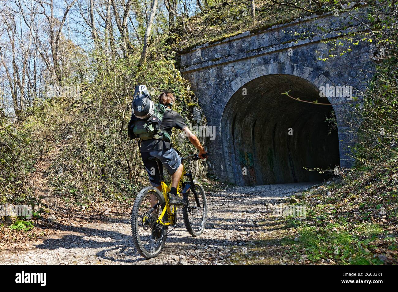 GRENOBLE, FRANKREICH, 23. April 2021 : Radeln auf den Hängen des Vercors, auf einer alten verlassenen Eisenbahnstrecke. Stockfoto