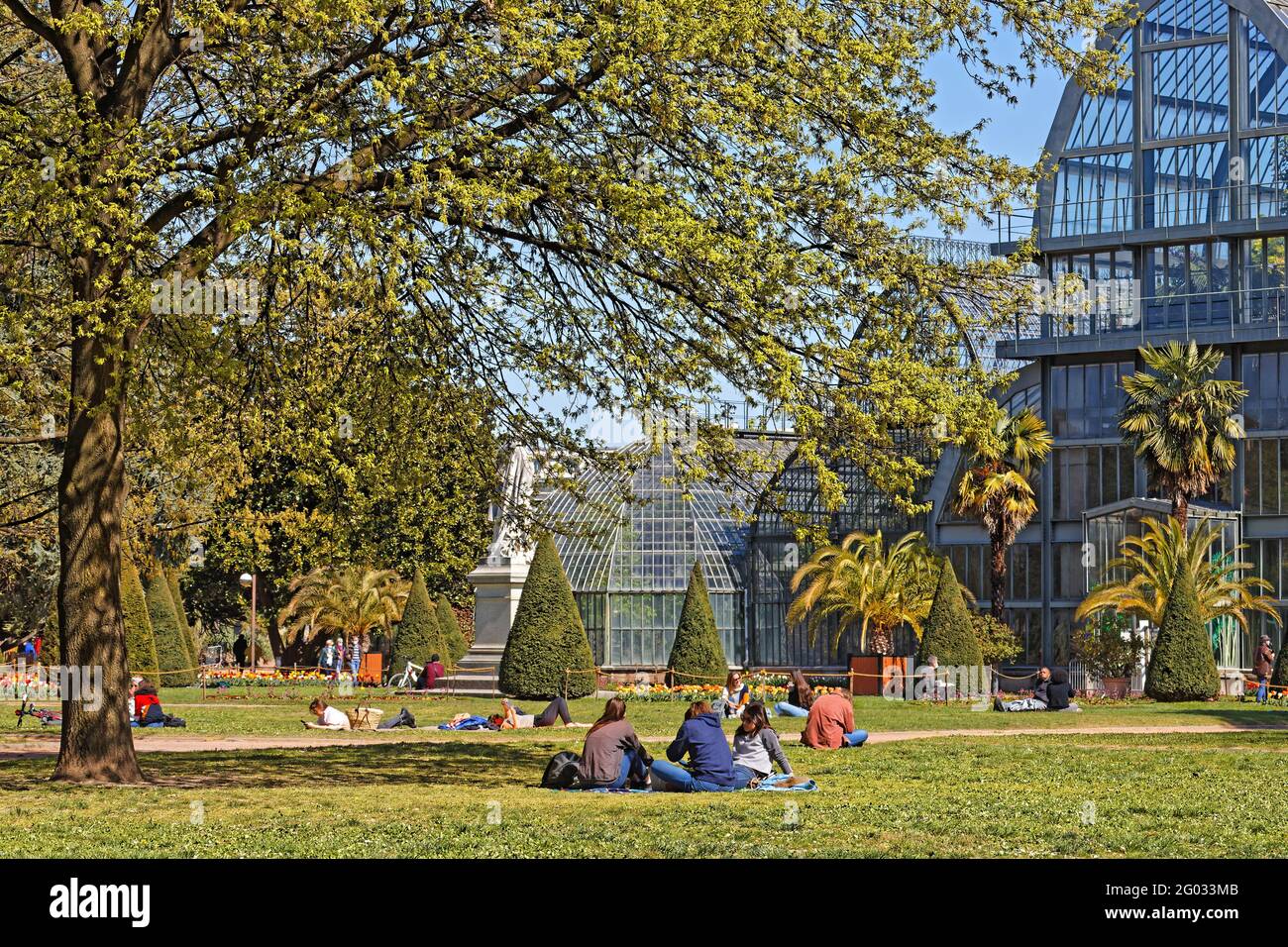 LYON, FRANKREICH, 8. April 2021 : an einem sonnigen Frühlingstag erholen sich die Lyoner im Park. Der Park ist einer der größeren Stadtparks in Frankreich. Stockfoto