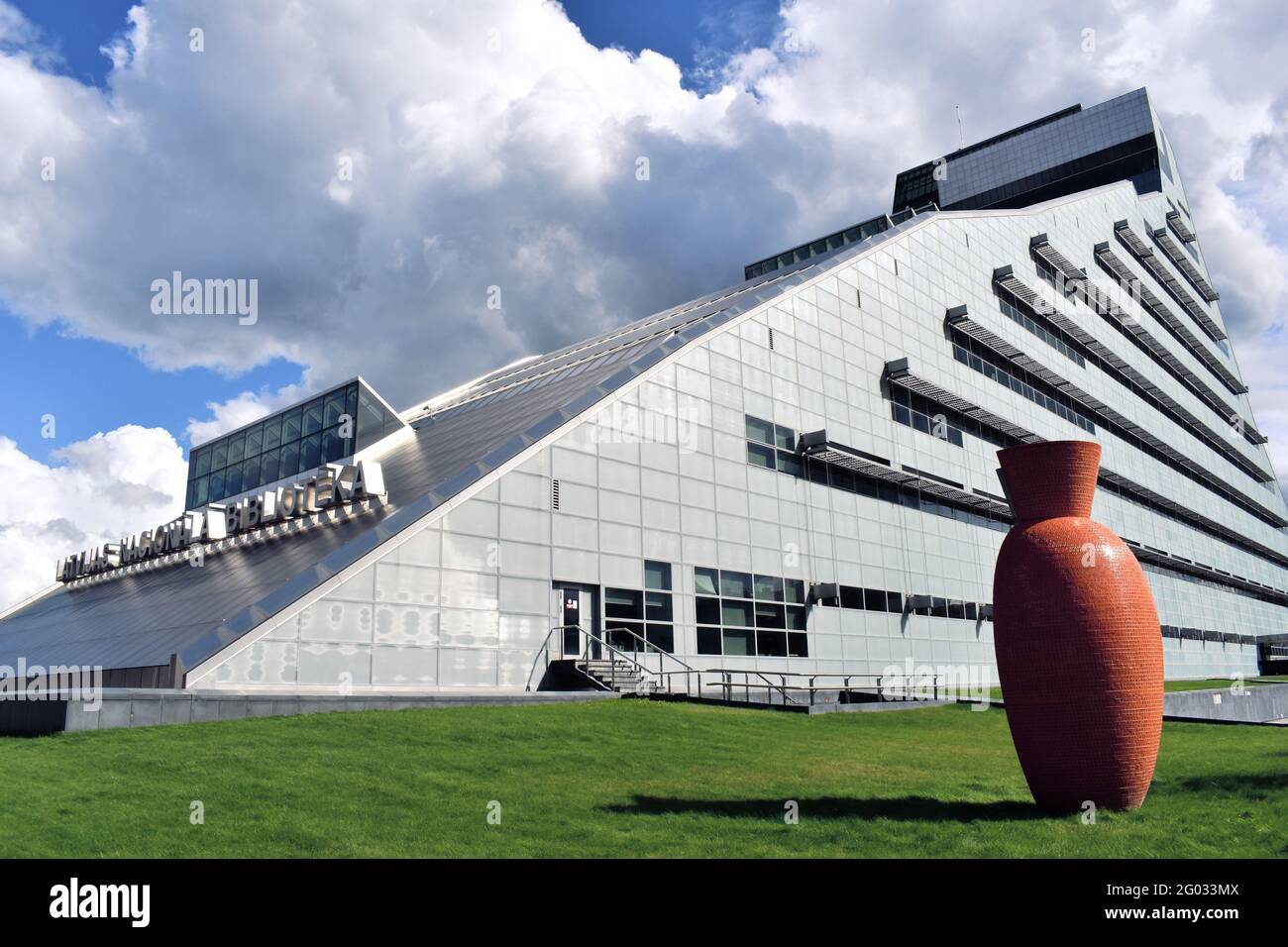 Latvijas Nacionālā bibliotēka / Lettische Nationalbibliothek in Riga - Blick von außen auf das Bibliotheksgebäude. September 2020 Stockfoto