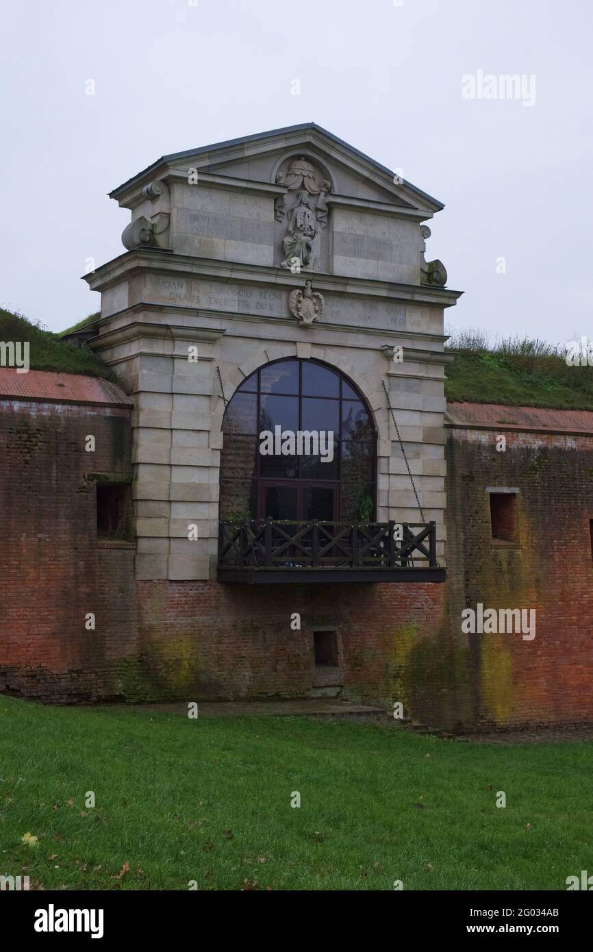 Altes Lubliner Tor (Brama Lubelska) der Festung in Zamosc, Polen. Alte Befestigungsmauer aus Ziegelstein. Stockfoto