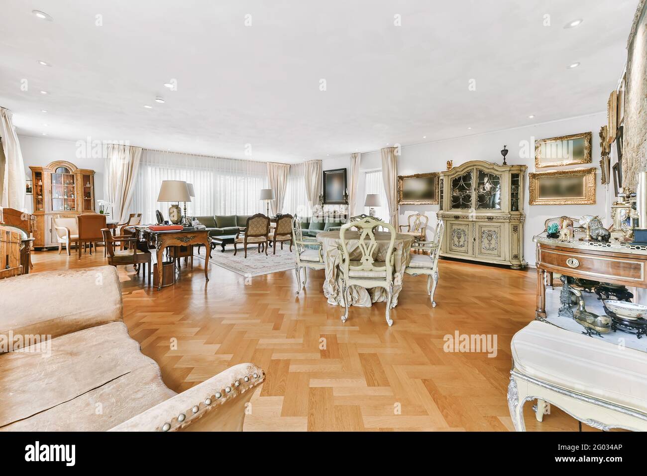 Geräumiges Zimmer mit wunderschönen antiken Möbeln Stockfoto