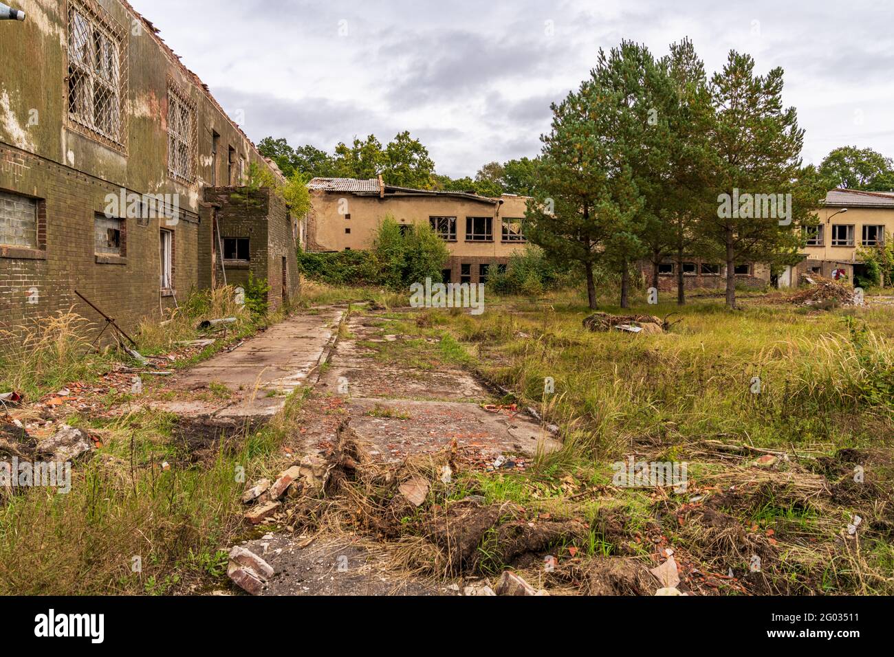 Karlshagen, Mecklenburg-Vorpommern, Deutschland - 06. Oktober 2020: Ruinen eines Industriegebäudes der ehemaligen DDR Stockfoto