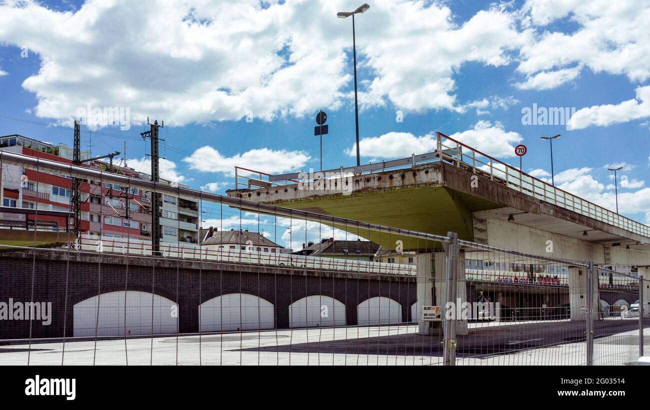 Hochstraße Süd, Ludwigshafen am Rhein. Die charakteristische Stadtautobahn, die in den 60er und 70er Jahren erbaut wurde, wird derzeit abgerissen, was zu Verkehrsbehinderungen führt Stockfoto