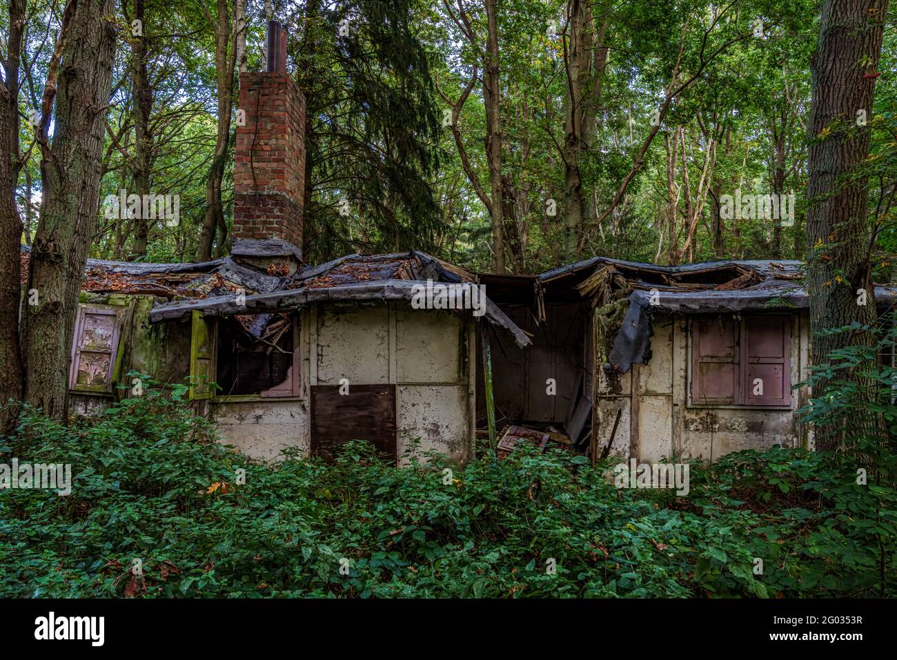 Bakenberg, Mecklenburg-Vorpommern, Deutschland - 12. Oktober 2020: Ruinen eines Feriendorfes der ehemaligen DDR Stockfoto