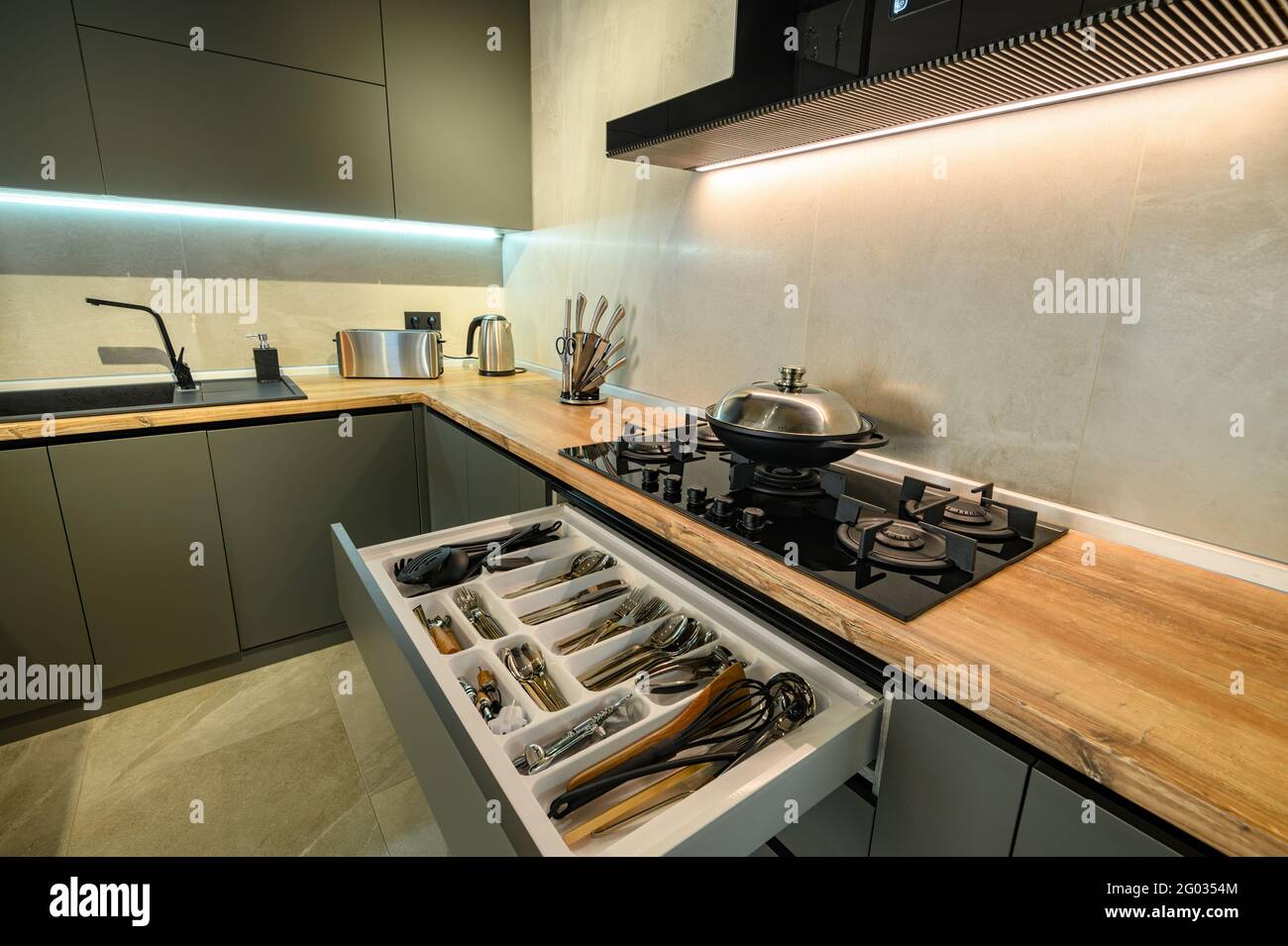 Moderne, große, luxuriöse, dunkelgraue Küche mit ausziehbare Schublade Stockfoto