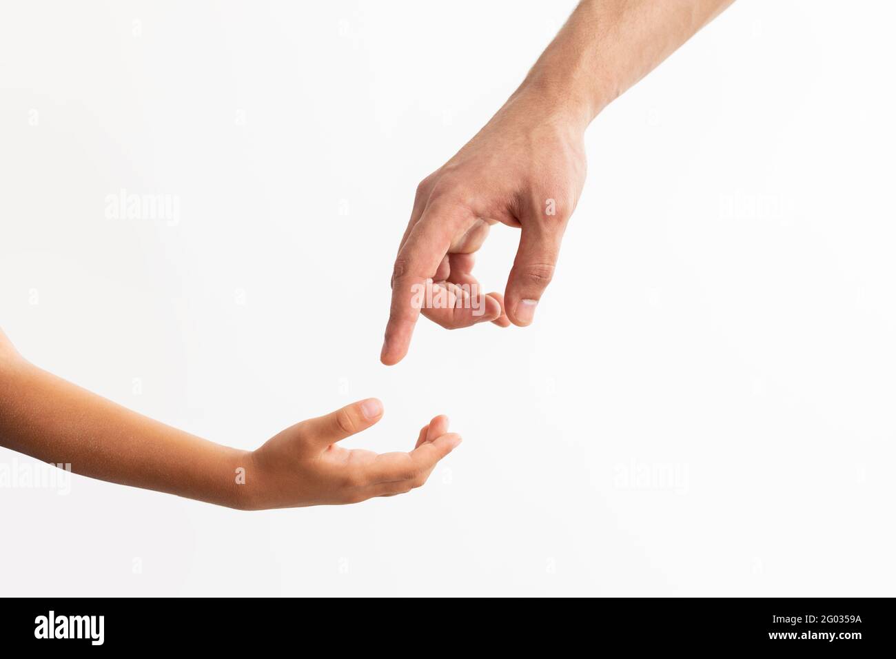 Nahaufnahme von Vater und Tochter, die die Hände erreichen Stockfoto