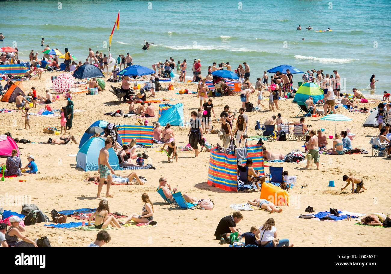 Bournemouth, Dorset, Großbritannien, 31. Mai 2021. Das warme Wetter zieht Besucher am Montag an den Frühlingsfeiertagen an den Strand, da die COVID-19-Sperrregeln in Großbritannien entspannt sind. Credit John Beasley Stockfoto