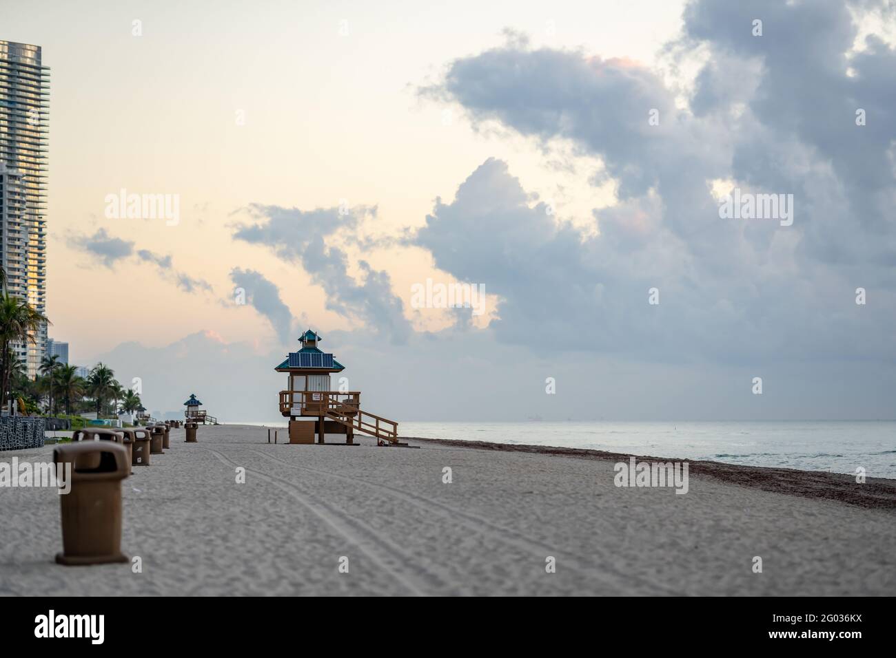 Rettungsschwimmer Turm am Strand am Morgen Foto Stockfoto