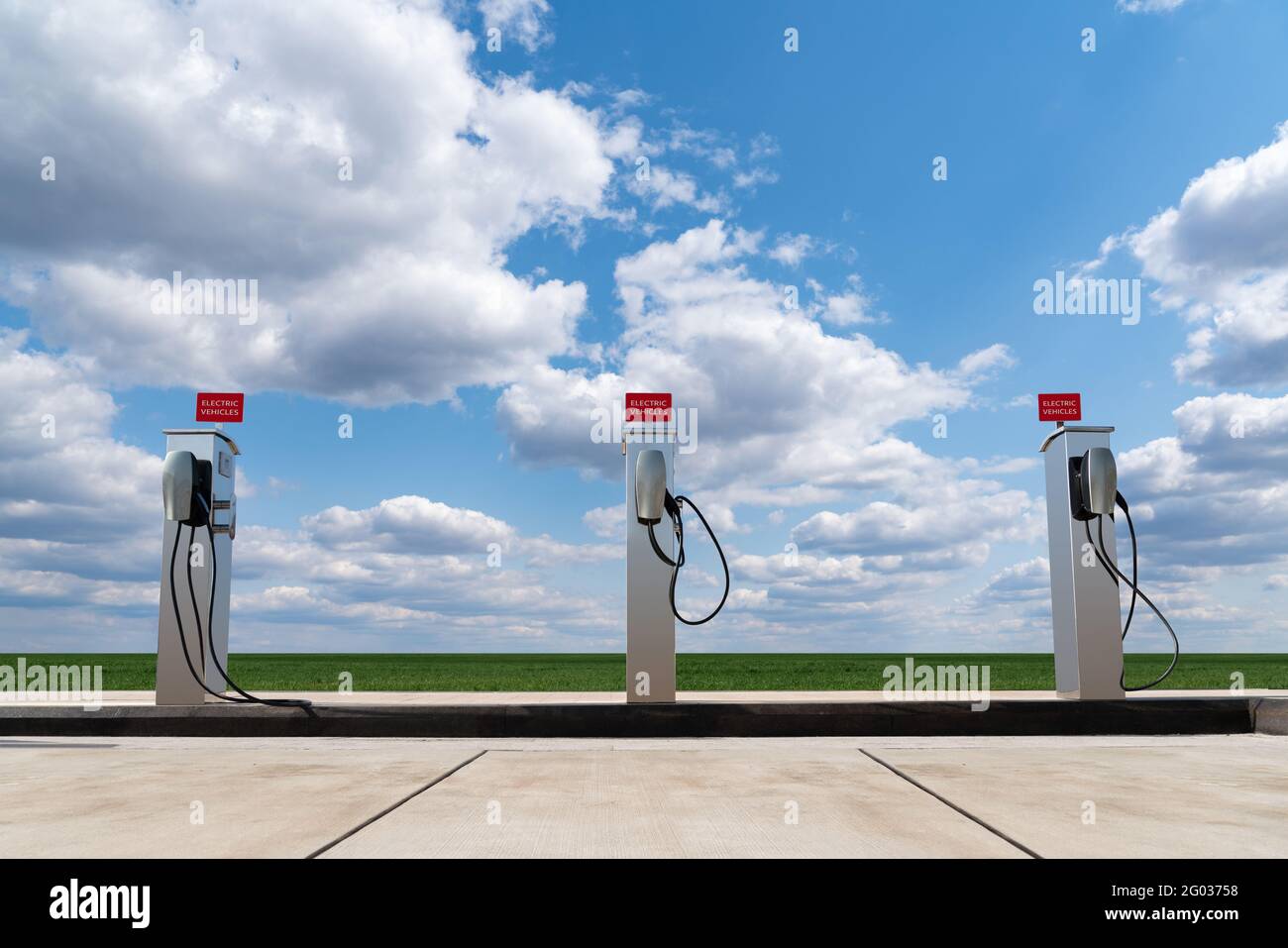 Ladestationen für Elektrofahrzeuge mit Grünfeld und Blau Himmel Hintergrund Stockfoto