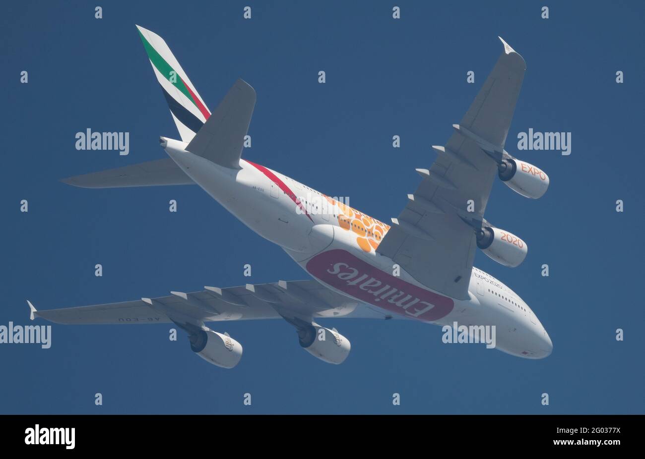 London, Großbritannien. 31 Mai 2021. Ein Airbus A380 von Emirates in der Expo 2020 Opportunity-Lackierung verlässt London Heathrow auf dem Weg nach Dubai. Der verstärkte Flugverkehr nach Heathrow, da die Lockerungen von Covid nachlassen, führt dazu, dass dieser Großraumflieger häufiger in die Hauptstadt zurückfliegt. Quelle: Malcolm Park/Alamy Live News. Stockfoto