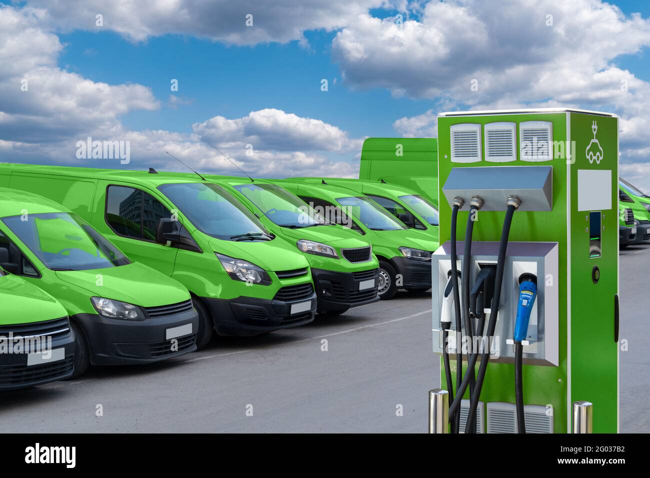Ladestation für Elektrofahrzeuge auf dem Hintergrund einer Reihe von Lieferwagen. Umweltfreundliches Transportkonzept Stockfoto
