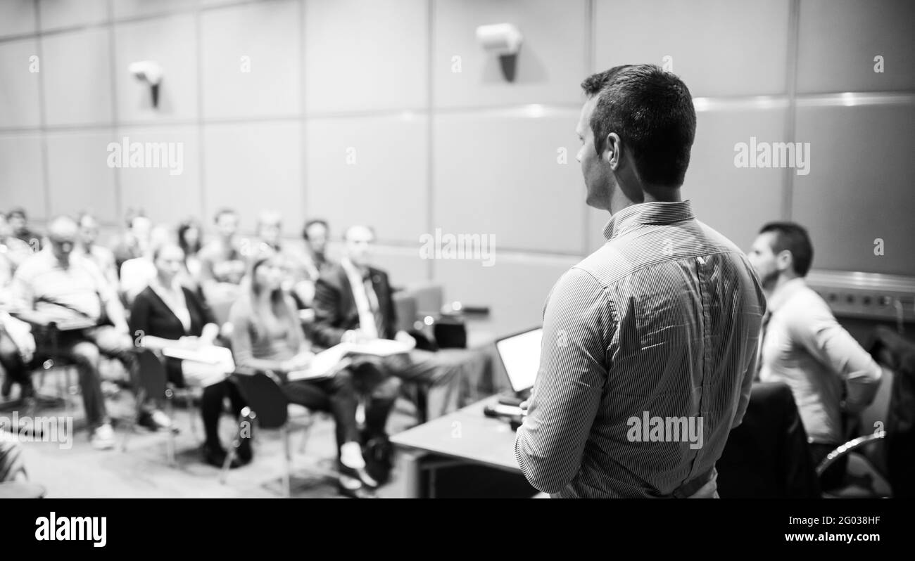 Referent, der einen Vortrag auf der Business Conference und Präsentation. Stockfoto