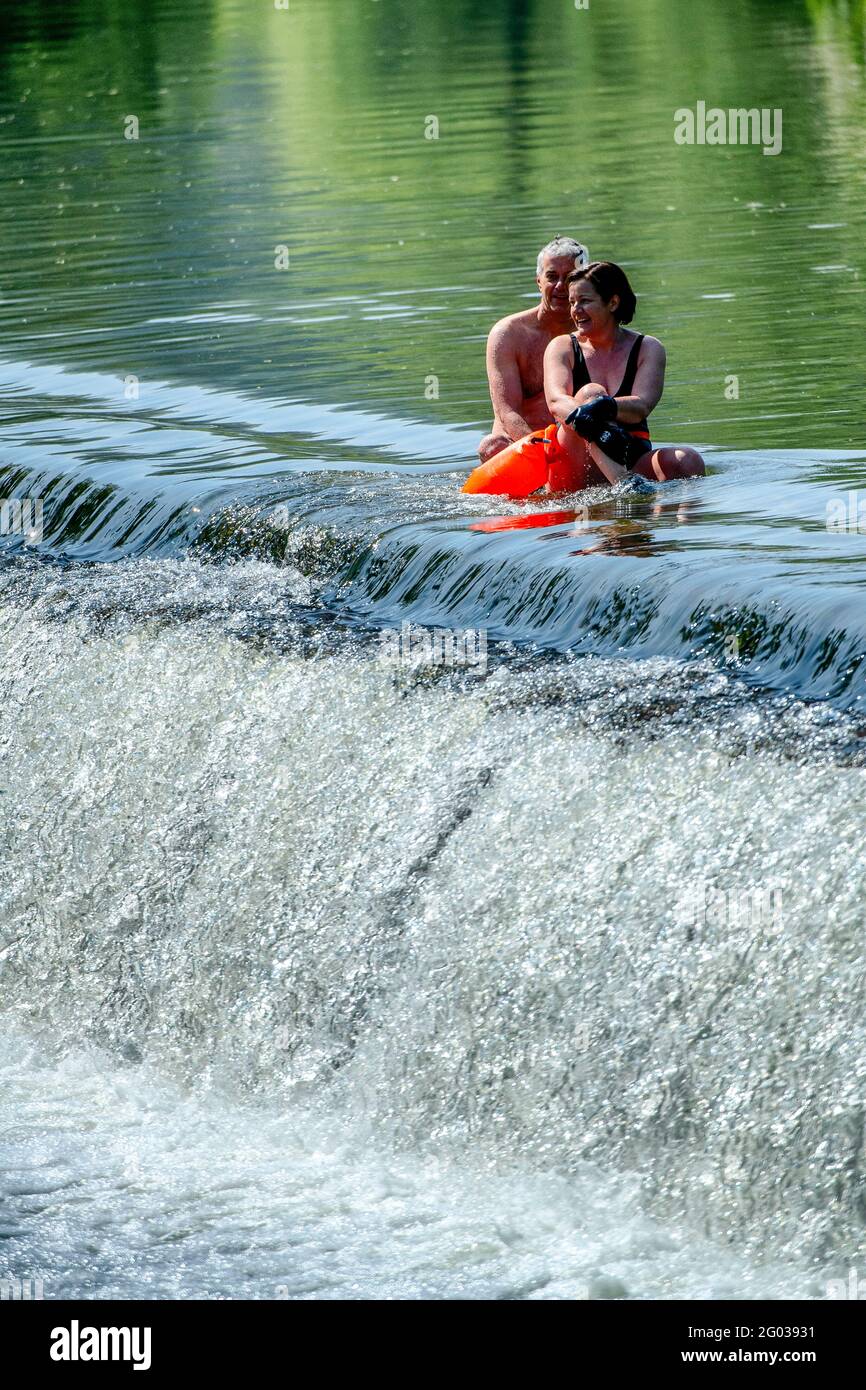 Die Menschen genießen das Wasser in Warleigh Weir am Fluss Avon in der Nähe von Bath in Somerset, während die Temperaturen am Montag an den Feiertagen über das Vereinigte Königreich schweben. Stockfoto