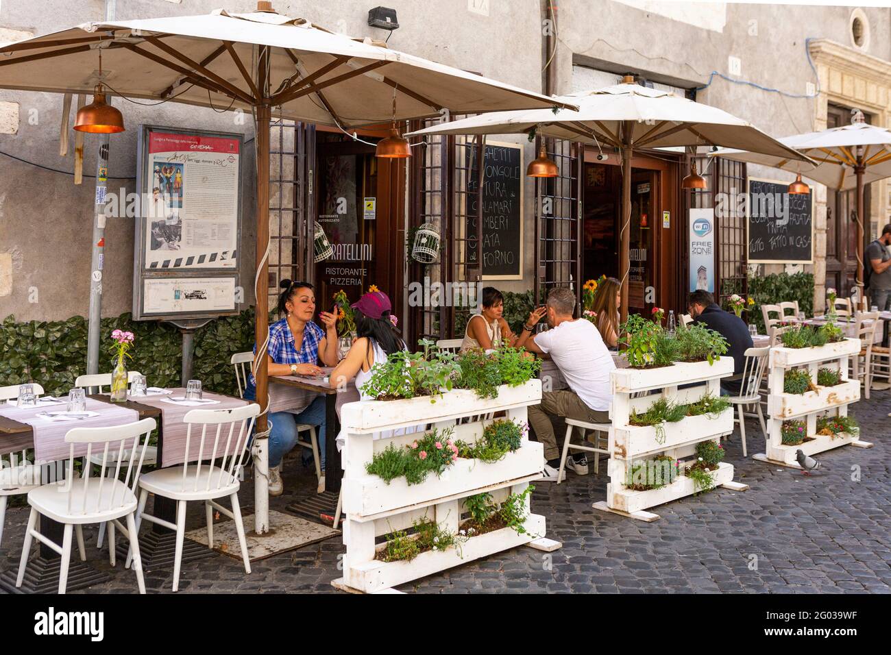 Menschen, die vor dem Straßencafé in Rom sitzen Stockfoto