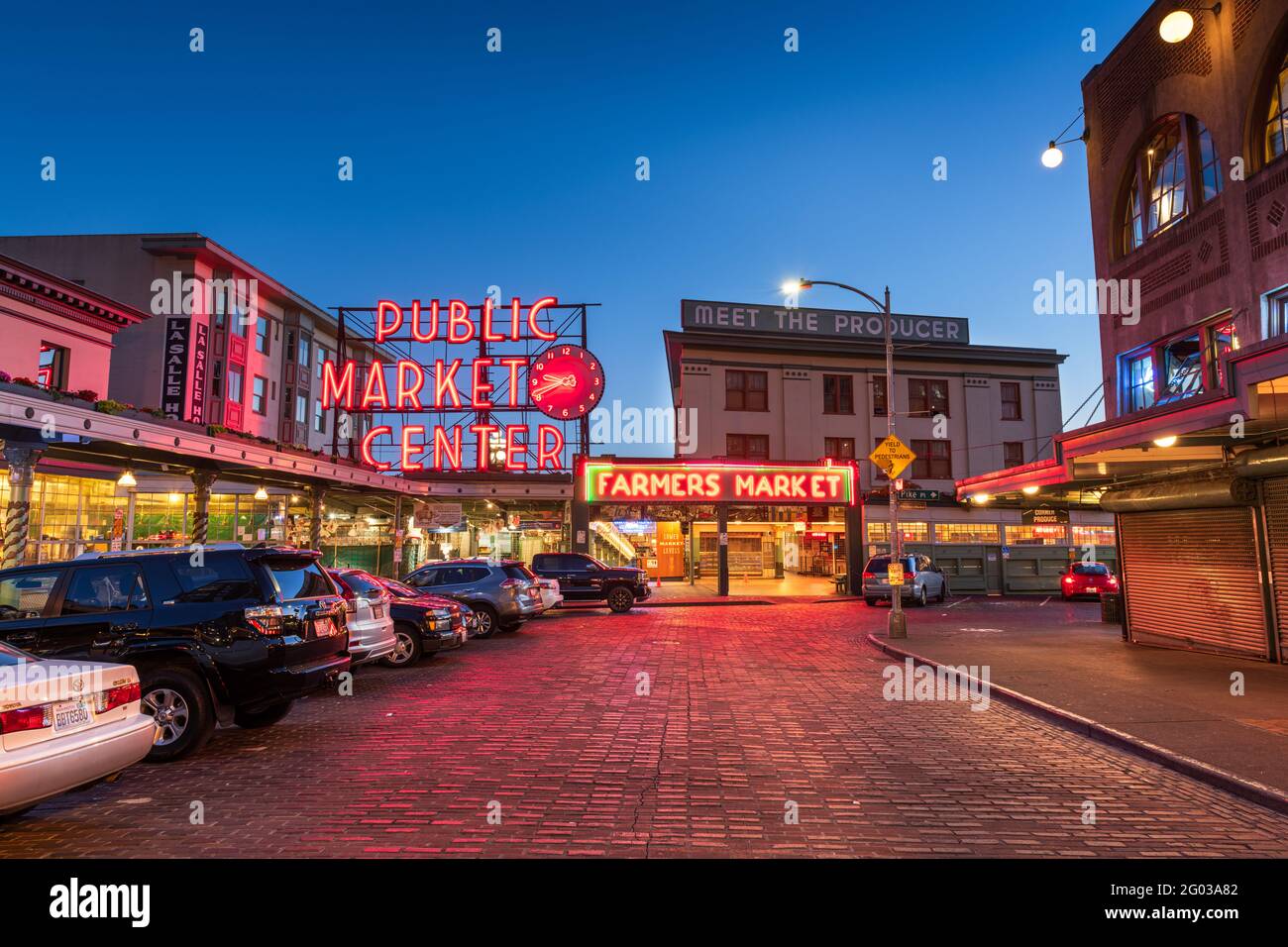 SEATTLE; WASHINGTON - 2. Juli; 2018: Pike Place Market bei Nacht. Das beliebte Touristenziel wurde 1907 eröffnet. Stockfoto