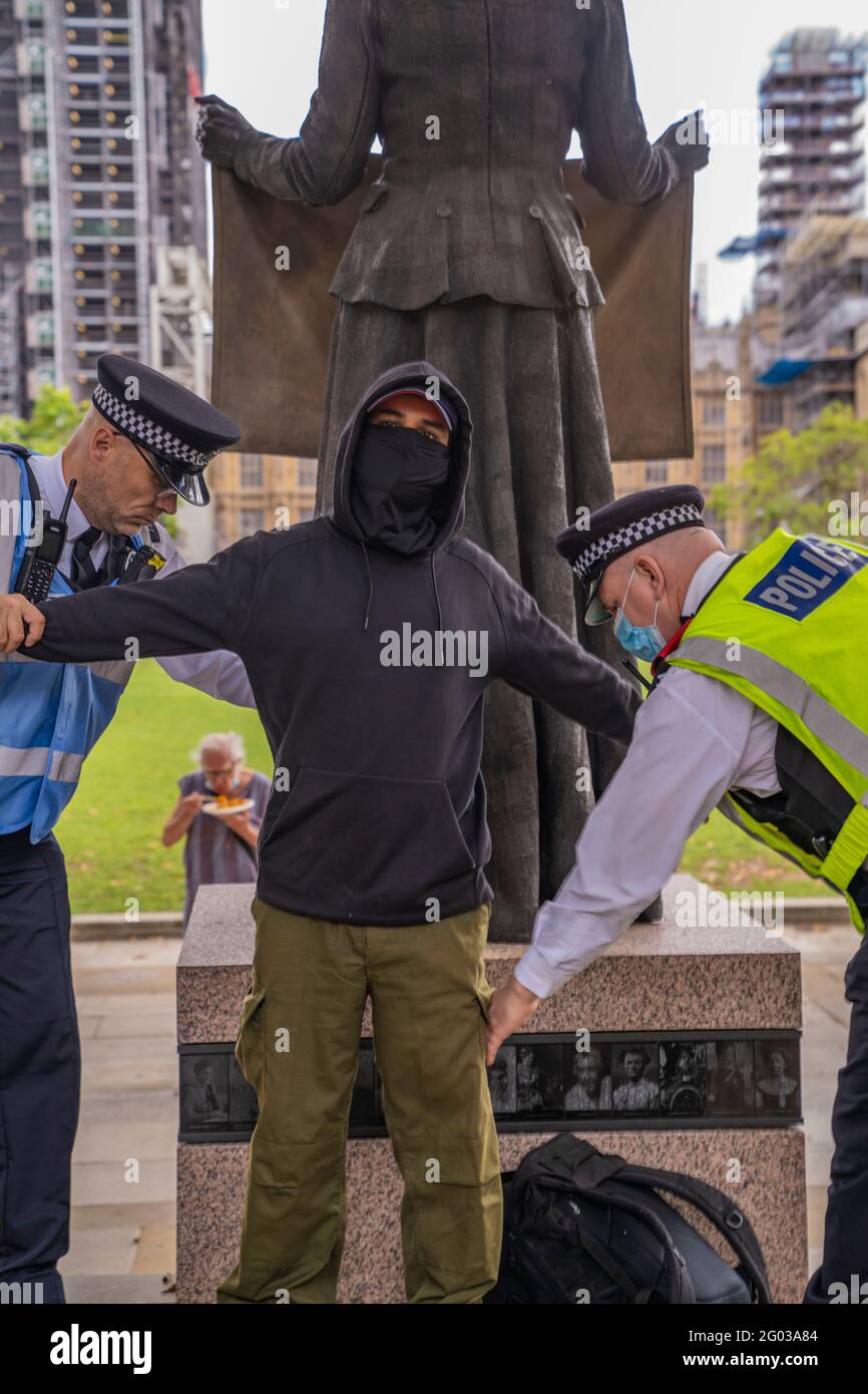 LONDON, Großbritannien – zwei Metropolitan Police Officers führen während eines Protestes eine Leibesuche durch und verhaften einen Demonstrator der Rebellion vom Aussterben. Stockfoto