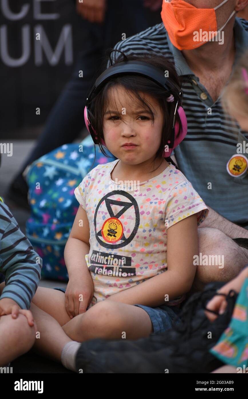 London, Großbritannien. 31 Mai 2021. Extinction Rebellion inszeniert Protest „Shell Out of Our Science Museum“. Demonstranten versammelten sich vor dem Science Museum in London während der von Shell gesponserten Klimaausstellung „Our Future Planet“. XR prangert die Klimaverbrechen von Shell an und setzt die Museumsleitung unter Druck, die Unterstützung von Shell fallen zu lassen. Quelle: Andrea Domeniconi/Alamy Live News Stockfoto