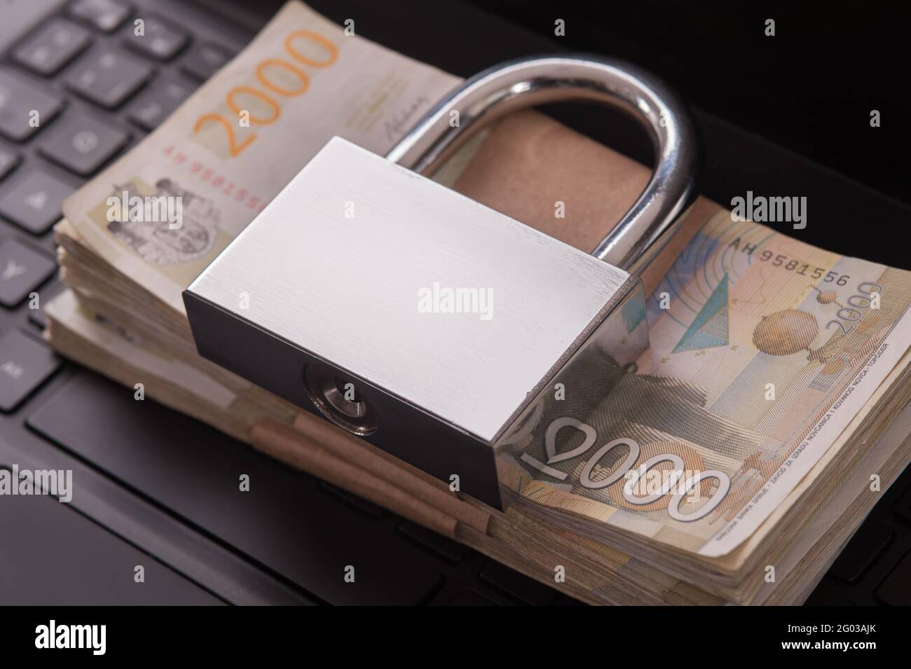 Cyberkriminalität. Internet Cyber Security Konzept mit einem Vorhängeschloss auf Laptop-Computer. Ransomware, Malware, Encrypt und Hacking. Datensicherheitskonzept Stockfoto