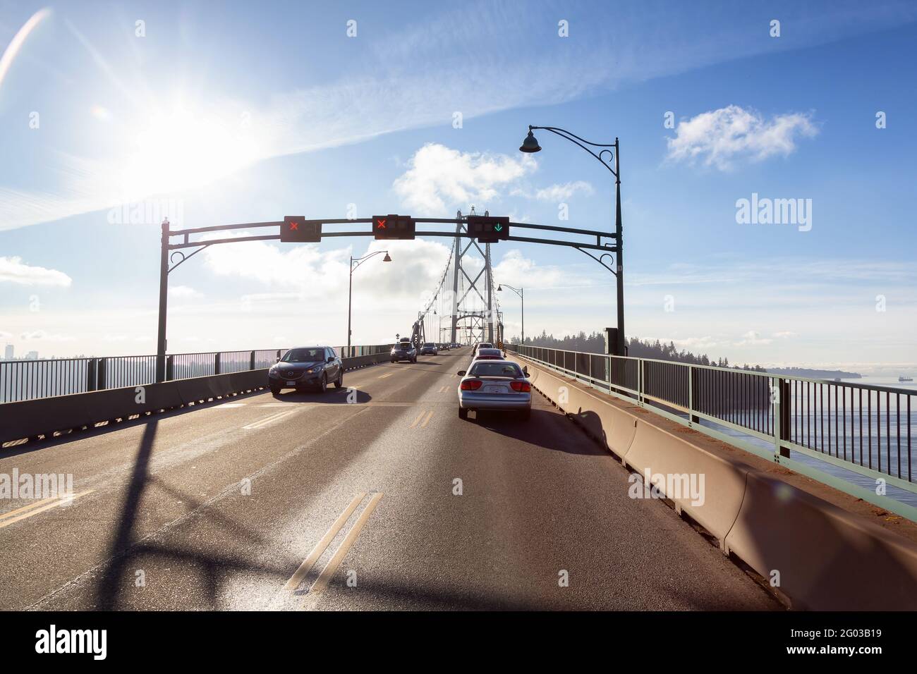 Fahren Sie über die berühmte Lions Gate Bridge in der modernen Innenstadt. Stockfoto