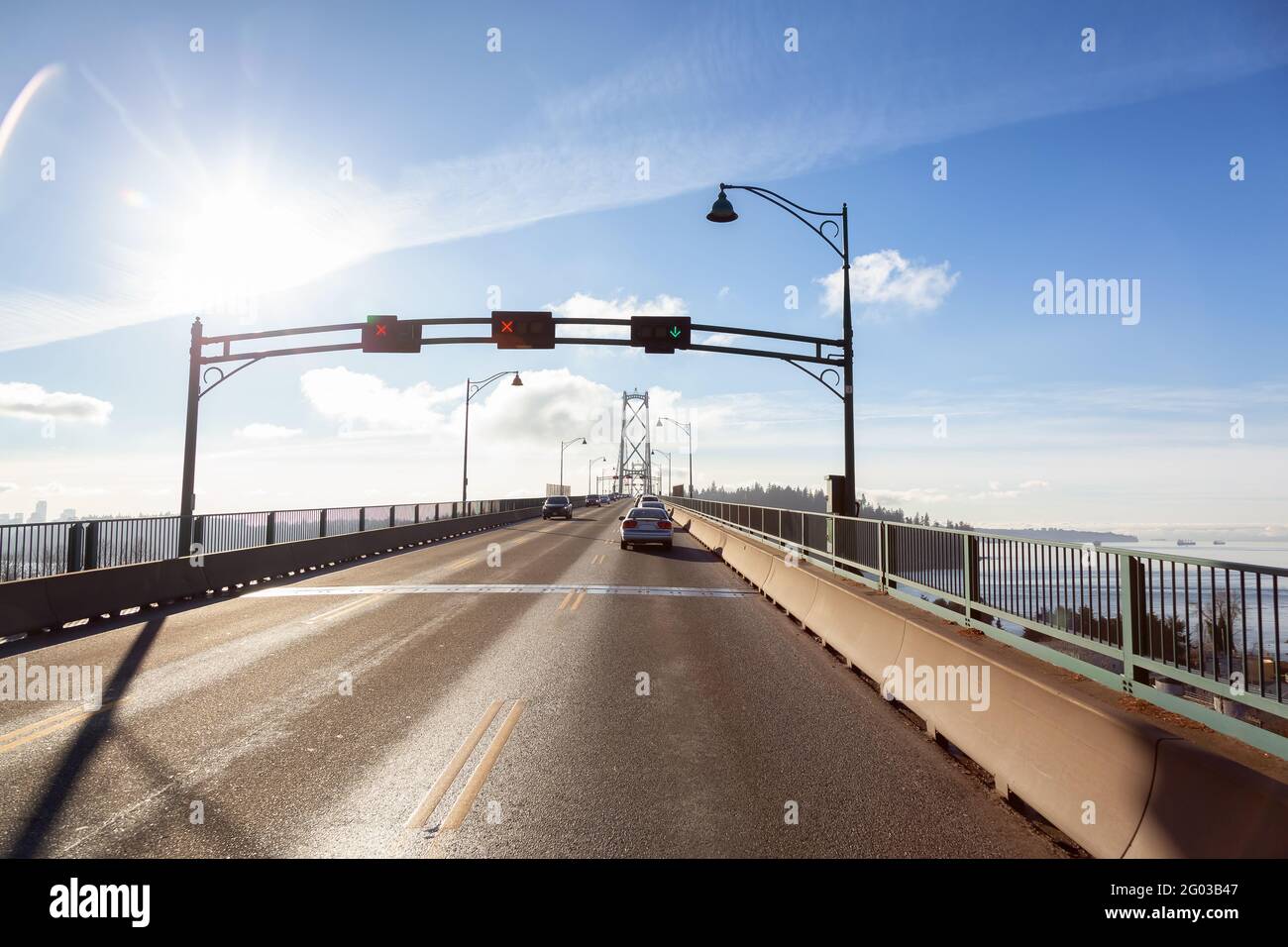 Fahren Sie über die berühmte Lions Gate Bridge in der modernen Innenstadt. Stockfoto