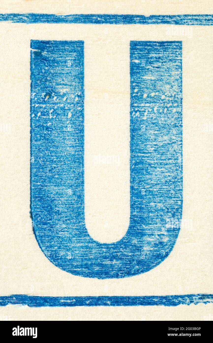Blauer Buchstabe U auf hellem Sperrholz gedruckt Stockfoto