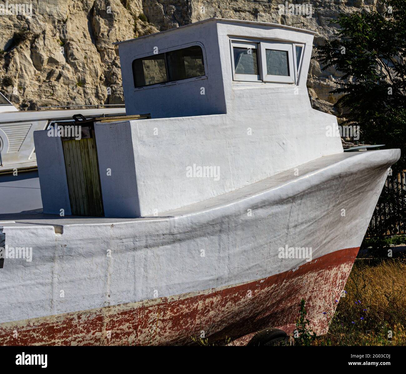 Ein altes Boot am Ufer. Eine Yacht am Ufer. Stockfoto