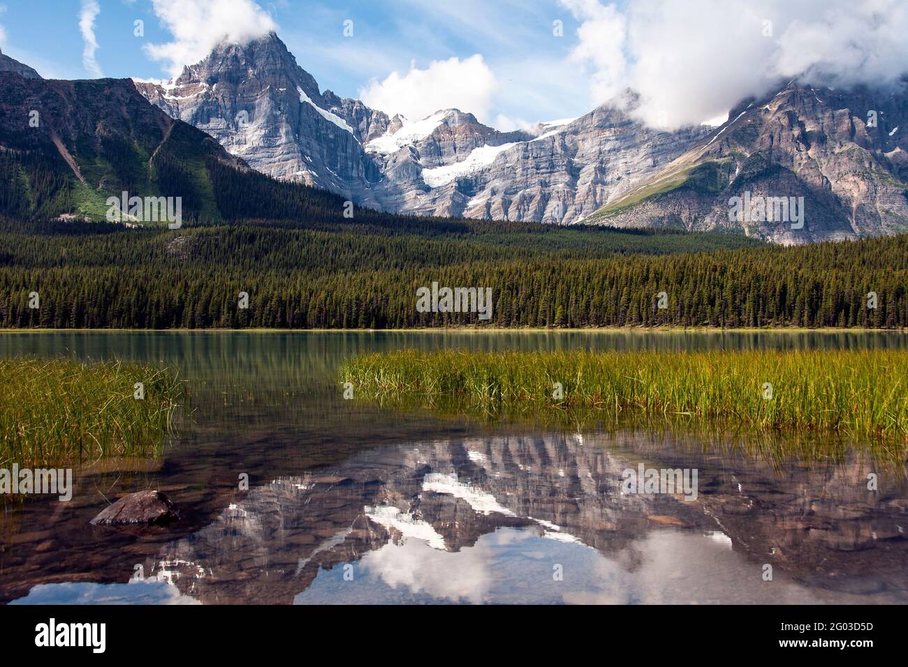 Spiegelungen der schneebedeckten Rocky Mountains im See in der Nähe von Jasper, Provinz Alberta, Kanada Stockfoto