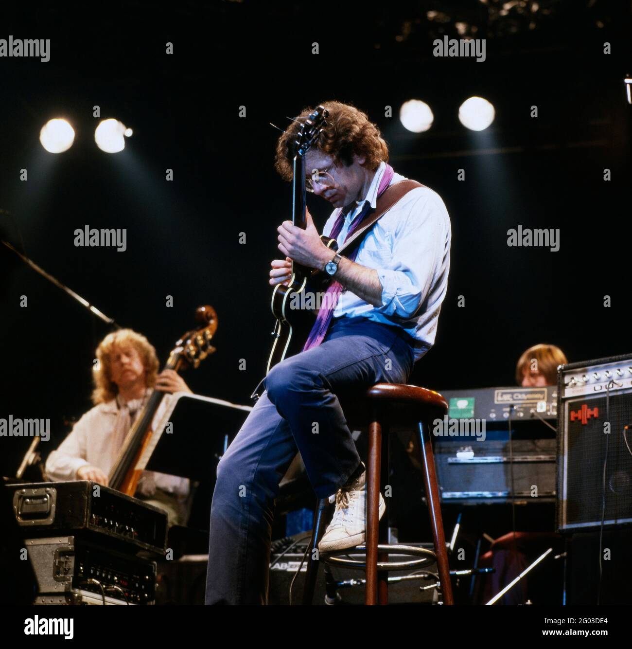 Jazz-Musiker Volker Kriegel und Freunde: Volker Kriegel, Gitarre, Eberhard Weber, Bass, Thomas Bettermann, Keyboard, Jazz Fest Berlin, Metropol, 1981. Deutscher Jazzmusiker Volker Kriegel und Freunde: Volker Kriegel, Gitarre, Eberhard Weber, Bass, Thomas Bettermann, Keyboard, Jazz Fest Berlin, Metropol, 1981. Stockfoto
