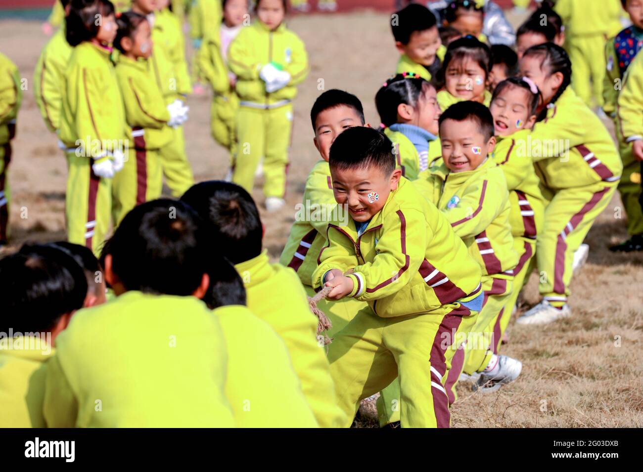 Peking, Chinas Provinz Zhejiang. Dezember 2020. Kinder nehmen am Tauziehen in einem Kindergarten im Bezirk Changxing der Stadt Huzhou, ostchinesische Provinz Zhejiang, Teil, 25. Dezember 2020. Quelle: Xu Yu/Xinhua/Alamy Live News Stockfoto