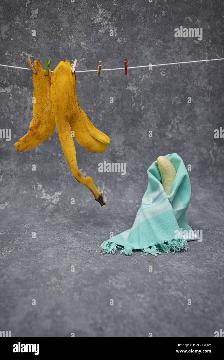 Abstrakt Banane nach dem Bad und Wäsche Trocknen am Seil Stockfoto