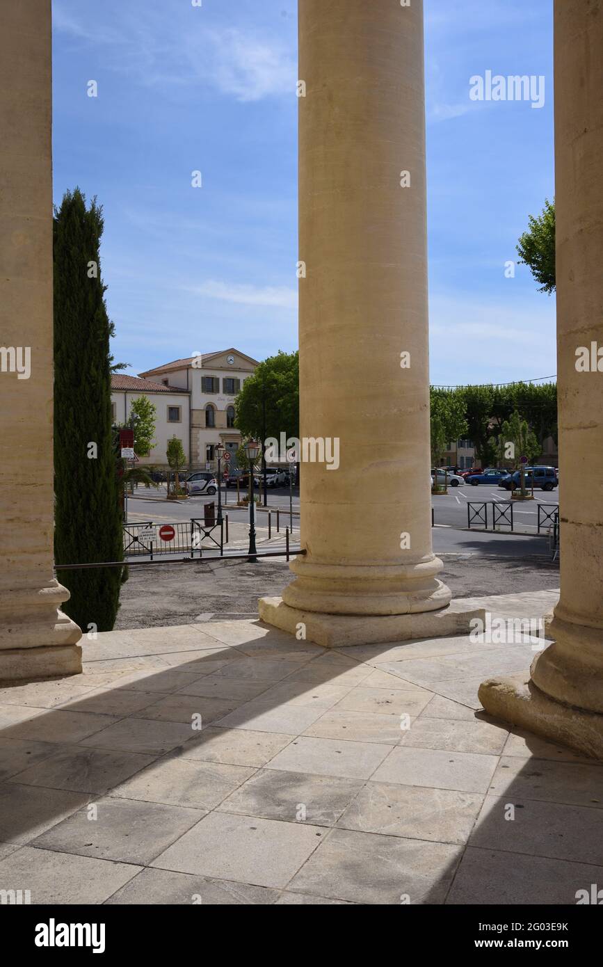 Monumentale klassische Säulen und Portikus der Kirche Saint Martin, auch Collégiale Saint-Martin genannt, Saint-Remy-de-Provence, Provence Frankreich Stockfoto